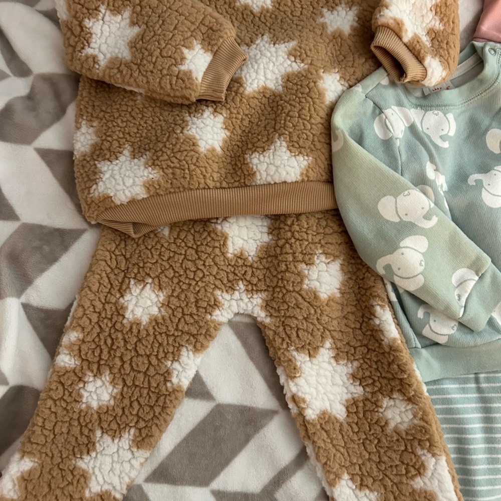 18 Month Girls cold weather Fall, Winter Bundle with Hoodies and Sweater outfits - Picture 6 of 11